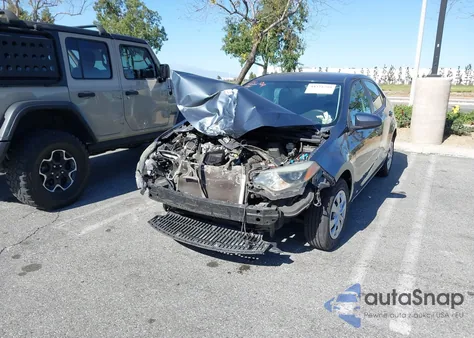 2015 Toyota Corolla L z USA, uszkodzony, nr VIN 5YFBURHE1FP212096